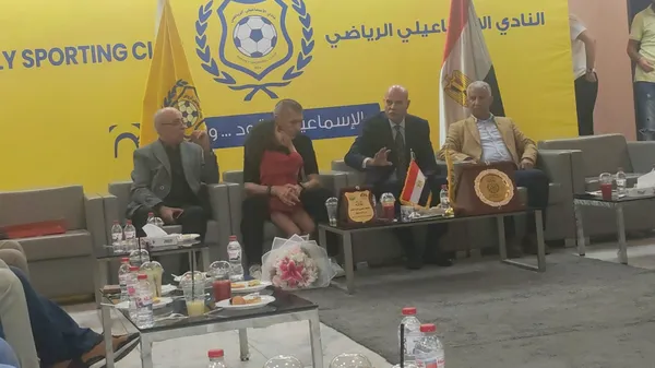 سعفان الصغير مدرب حراس المنتخب المصري أثناء التكريم 