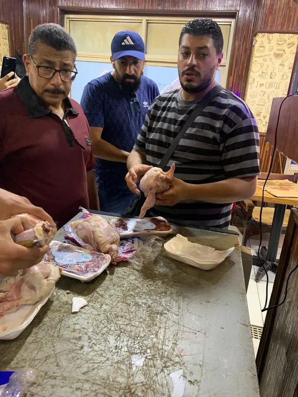 ضبط كميات كبيرة من الدواجن والأحشاء غير الصالحة لدى أحد أشهر المحلات ببورسعيد 