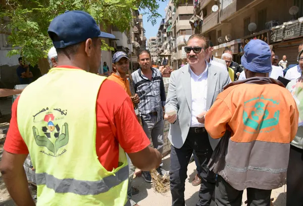  في لفتة إنسانية.. محافظ بورسعيد يلتقي عمال النظافة خلال جولته الميدانية ويوزع عليهم كوبونات مواد غذائية تقديرًا لجهودهم