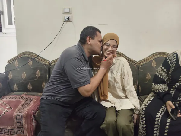 مريم مع والدتها