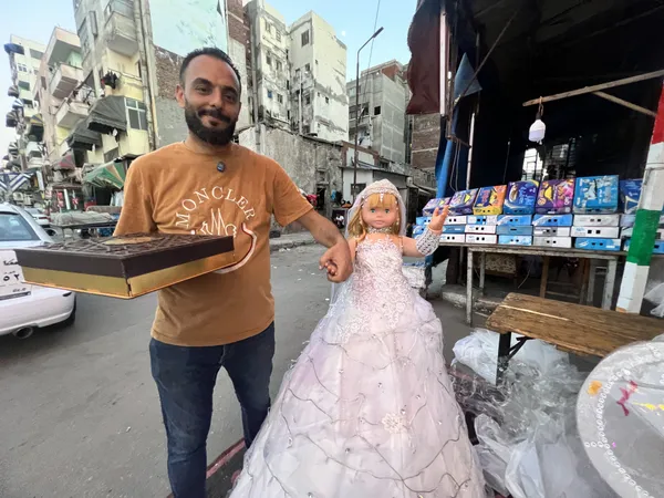 «جبر الخواطر بالدنيا وما فيها».