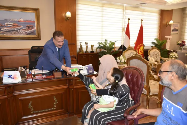 استجابة لما نشرته أهل مصر .. محافظ بورسعيد يصرف مساعدة مالية عاجلة لأسرة فريدة  مع التحرك العاجل لاستكمال علاجها وتأهيلها