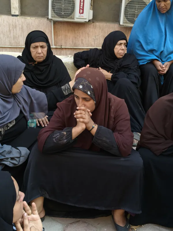 الأهالي ينتظرون علي الأرض