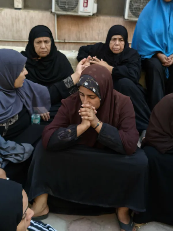 الأهالي ينتظرون علي الأرض
