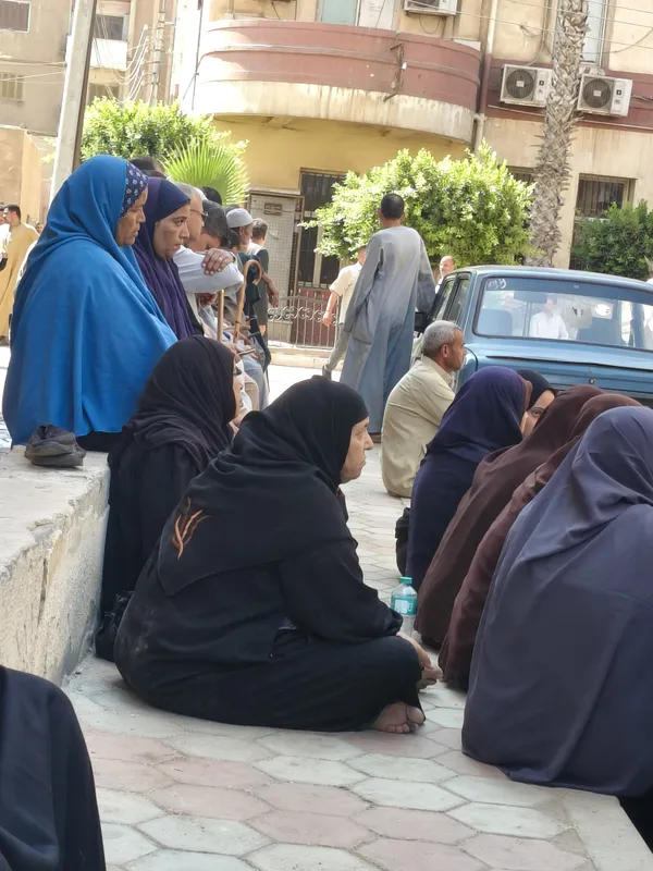 الأهالي ينتظرون علي الأرض