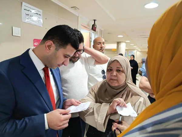 الدكتور محمد جبريل يستمع لشكاوي المنتفعين بالمجمع الطبي 