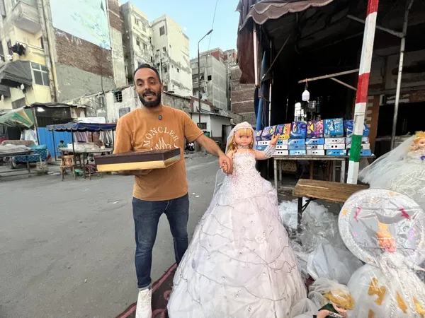  تردد يطلب شراءها، مضيفاً إليها «بوكس حلوى المولد» ليكمل به هديته