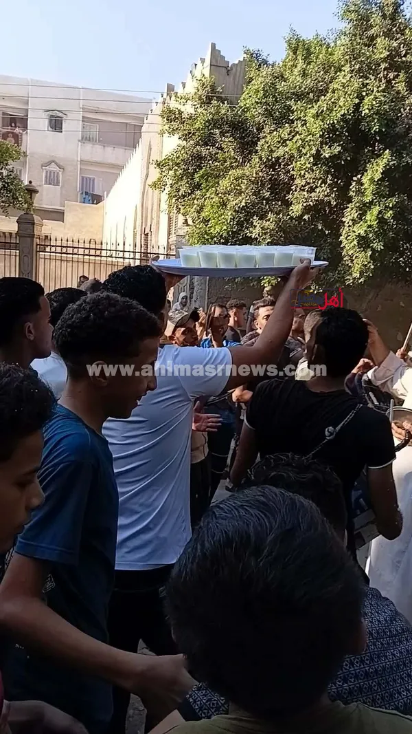 توزيع العصائر على الأهالي 