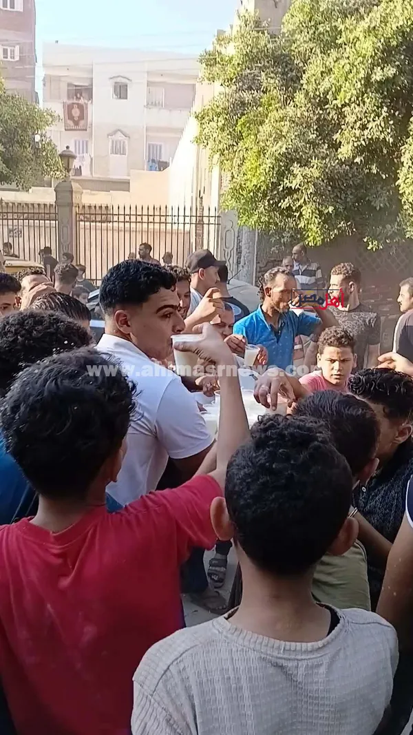 توزيع العصائر على الأهالي 