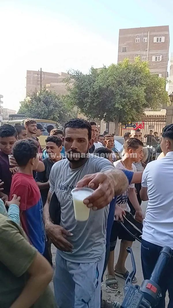 توزيع العصائر على الأهالي 