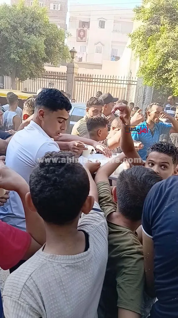 توزيع العصائر على الأهالي 