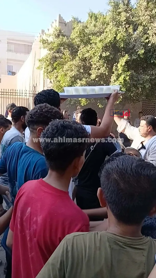 توزيع العصائر على الأهالي 