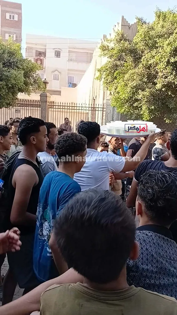 توزيع العصائر على الأهالي 