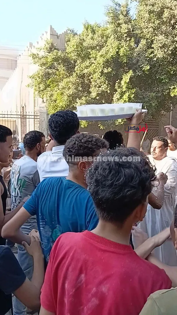 توزيع العصائر على الأهالي 