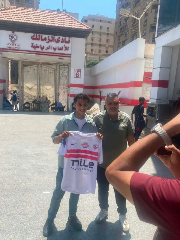 صوره اللاعب امام القلعة البيضاء 