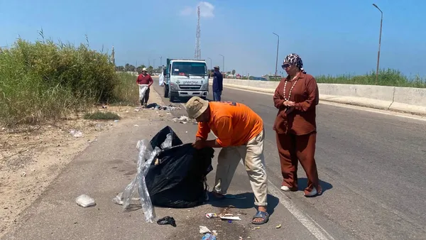 ضبط سيارة  تفرغ مخلفاتها بالطريق العام بورسعيد.. ورئيس حي غرب تحرزها وتحرر محضر بيئة