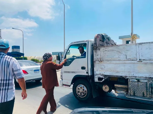 ضبط سيارة  تفرغ مخلفاتها بالطريق العام بورسعيد.. ورئيس حي غرب تحرزها وتحرر محضر بيئة