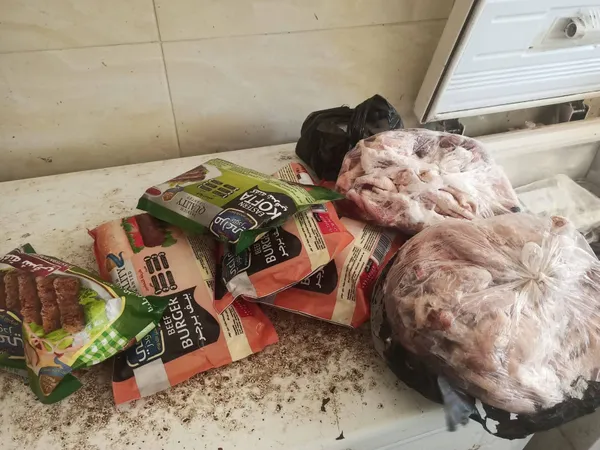 ضبط لحوم مفرومة مشکوك في صلاحيتها وأكياس كفته منتهية الصلاحية بقلين 