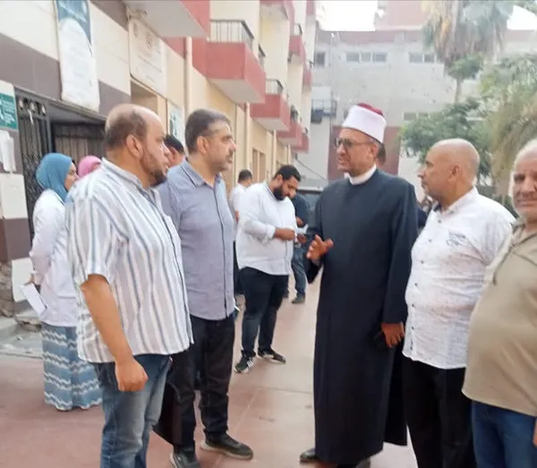 كانوا رايحين لجنة الامتحان.. رئيس منطقة كفر الشيخ الأزهرية يطمئن على مراقبين أصيبا في حادث سير