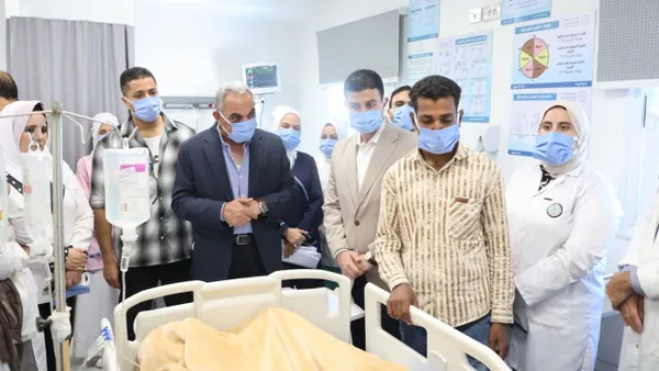 محافظ الإسماعيلية يطمئن علي مصابي حادث الدواويس 
