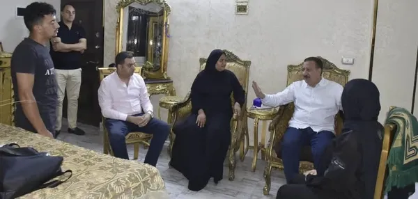 محافظ بورسعيد يصرف مساعدة مالية لأسرة «أبو عبده»   مع توفير فرصة عمل لأحد أبناء الراحل دعما للأسرة