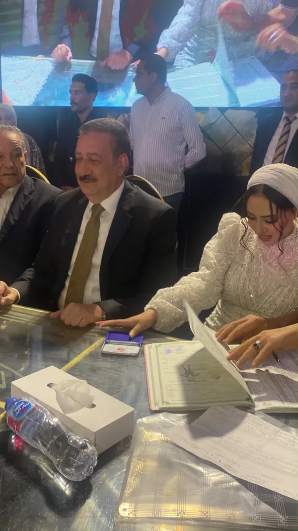 «حط إيده في إيد العريس».. محافظ بورسعيد أبًا ووكيلًا لعروس «دار الرعاية» في عقد قرانها