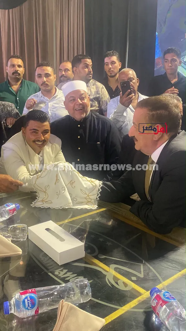 «حط إيده في إيد العريس».. محافظ بورسعيد أبًا ووكيلًا لعروس «دار الرعاية» في عقد قرانها