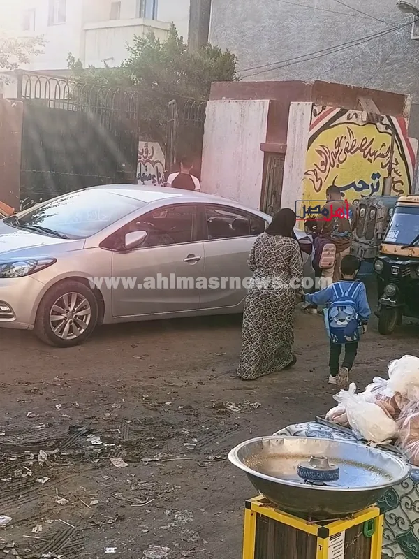 أمهات يصطحبن صغارهن أول يوم دراسة بكفر الشيخ 