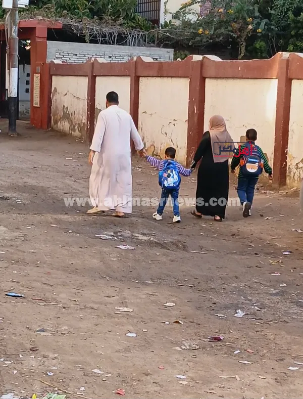 أمهات يصطحبن صغارهن أول يوم دراسة بكفر الشيخ 