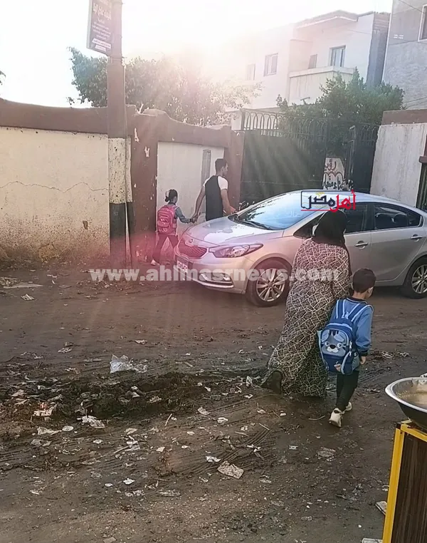 أمهات يصطحبن صغارهن أول يوم دراسة بكفر الشيخ 