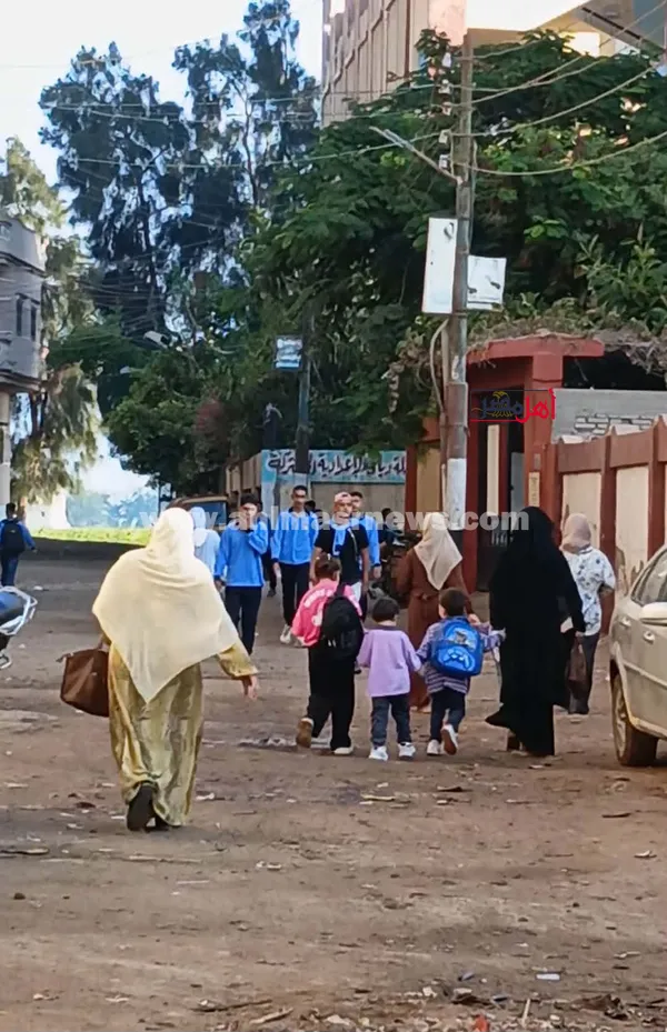 أمهات يصطحبن صغارهن أول يوم دراسة بكفر الشيخ 