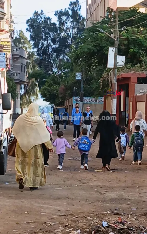 أمهات يصطحبن صغارهن أول يوم دراسة بكفر الشيخ 