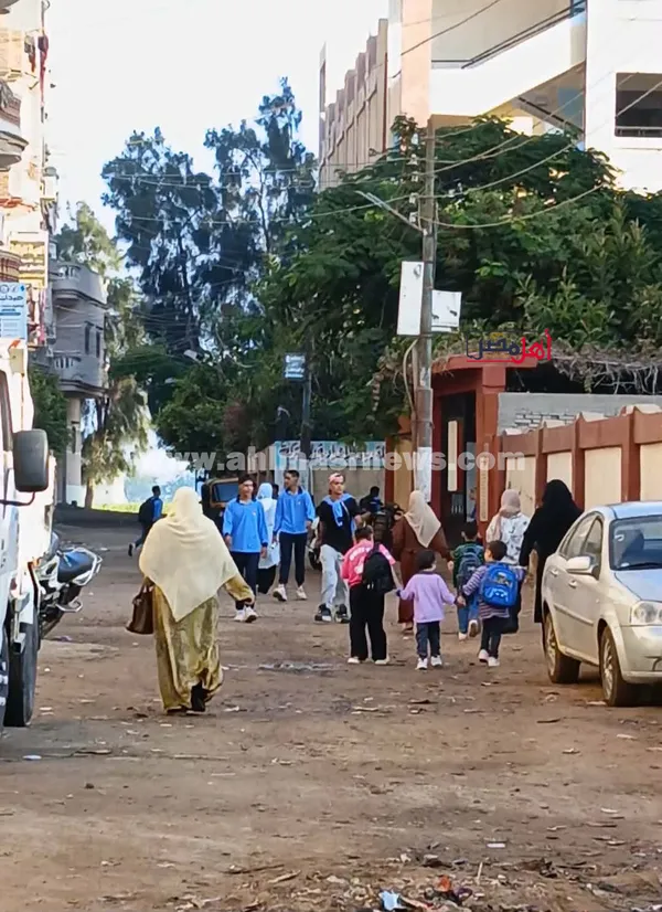 أمهات يصطحبن صغارهن أول يوم دراسة بكفر الشيخ 