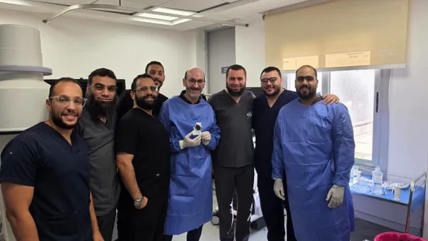 الفريق الطبي المجري العملية 