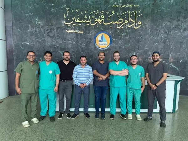 الفريق الطبي المجري العملية 