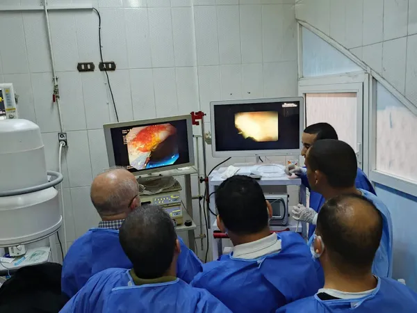الفريق الطبي المجري العملية 