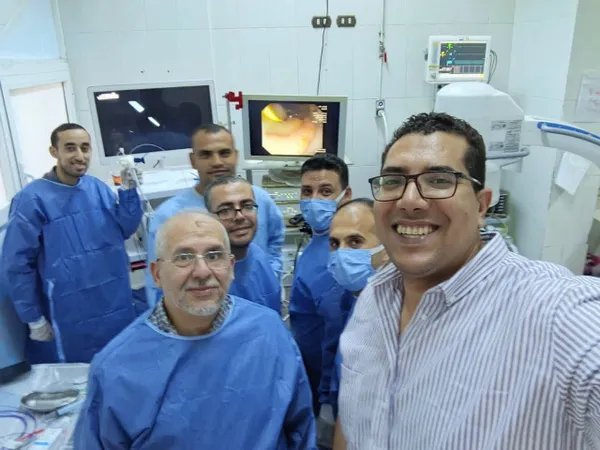 الفريق الطبي المجري العملية 