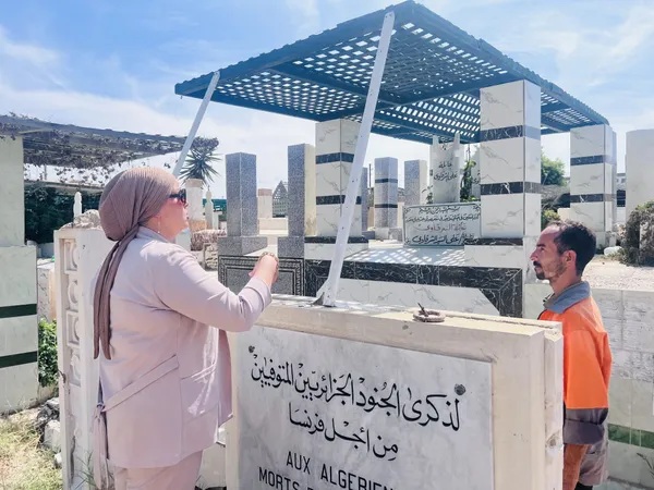 بنفسها فوق الأنقاض.. رئيس حي غرب بورسعيد تنتفض لحماية 