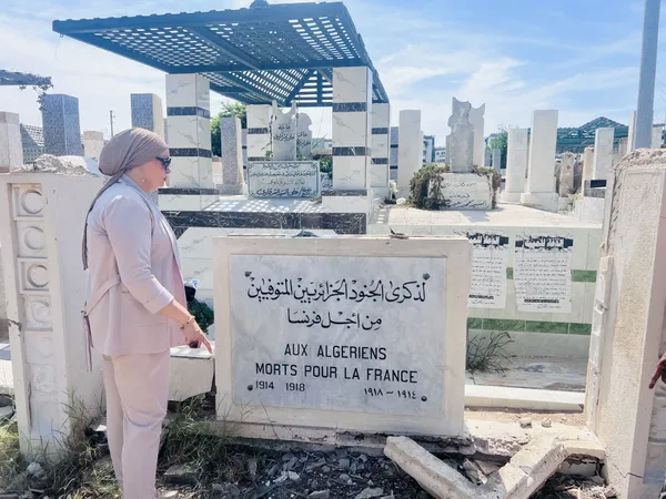 بنفسها فوق الأنقاض.. رئيس حي غرب بورسعيد تنتفض لحماية 