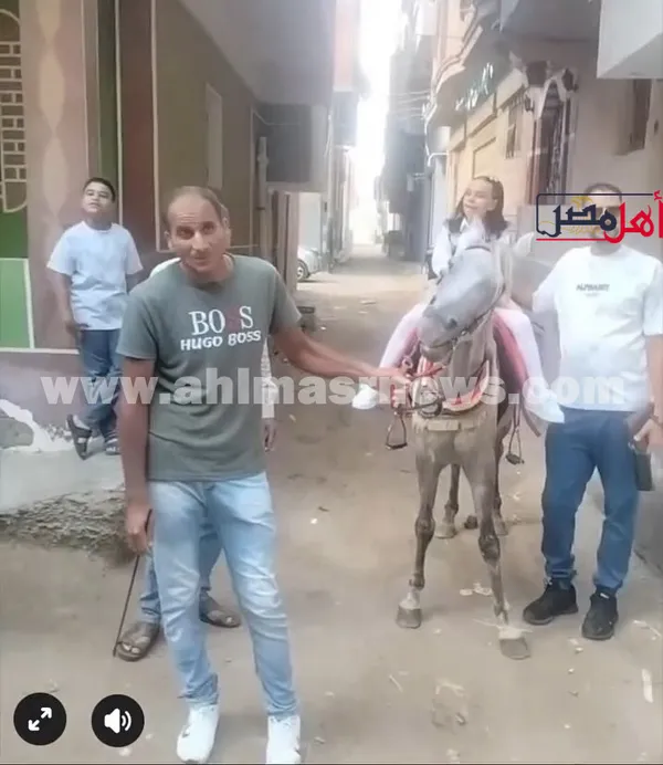 زفها على حصان.. أب يحتفل بأول يوم دراسي لابنته على طريقته الخاصة بكفر الشيخ