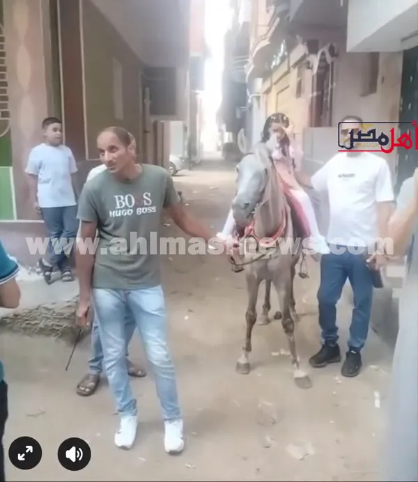 زفها على حصان.. أب يحتفل بأول يوم دراسي لابنته على طريقته الخاصة بكفر الشيخ
