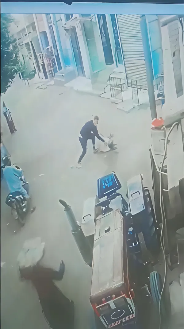 شاب يتعدي علي والده