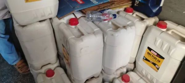 ضبط 600 لتر زيوت سيارات و2.5 طن مواد بلاستيكية مجهولة المصدر بسيدي سالم