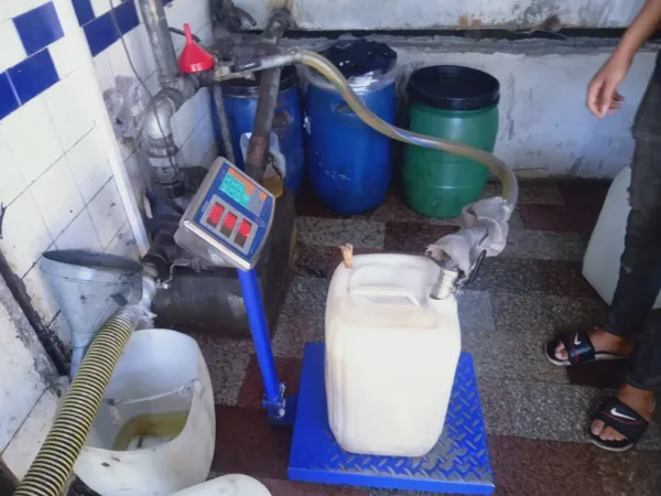 ضبط نصف طن زيوت مجهولة المصدر داخل محل بمساكن الأمل ببورسعيد