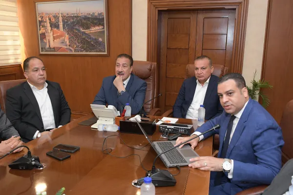 محافظ بورسعيد ورئيس «التنمية الحضرية» يناقشان توفير 1700 وحدة سكنية بديلة وتطوير المناطق غير الآمنة