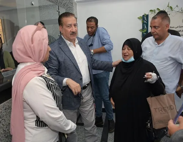 محافظ بورسعيد يقطع جولته ويترجل مع مواطنة لحل مشكلتها فوراً بحي المناخ