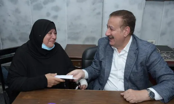 محافظ بورسعيد يقطع جولته ويترجل مع مواطنة لحل مشكلتها فوراً بحي المناخ