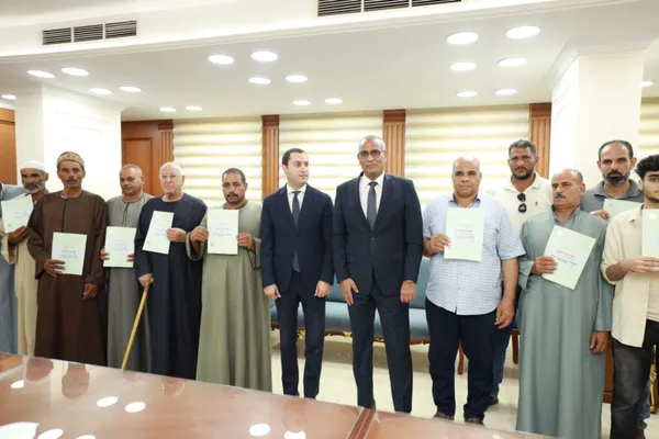 محافظ كفرالشيخ يُسلم 32 عقد تقنين  لأراضي أملاك الدولة