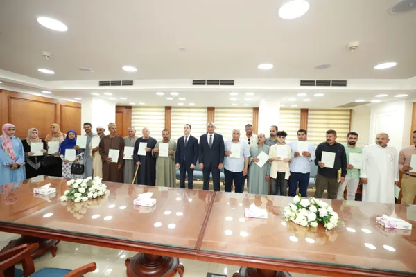 محافظ كفرالشيخ يُسلم 32 عقد تقنين  لأراضي أملاك الدولة