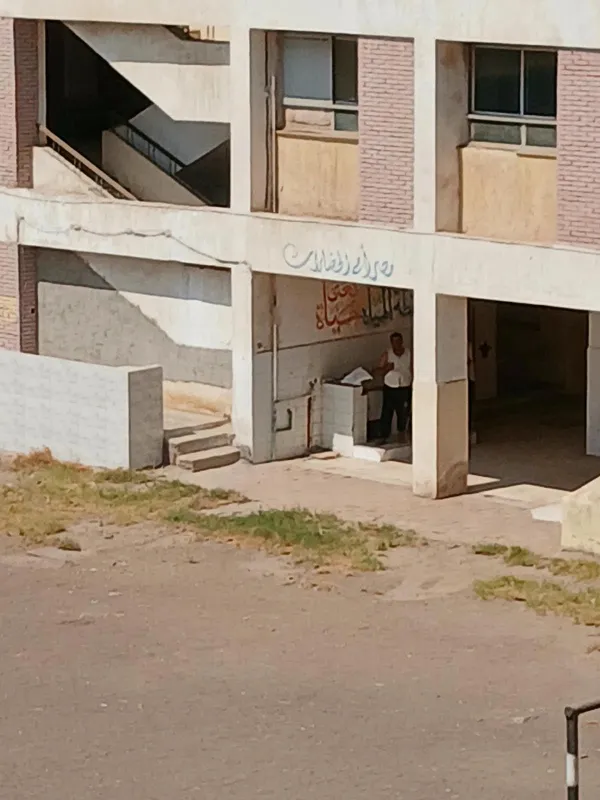 مدير مدرسة وإداري يقومان بأعمال صيانة دورات مياه